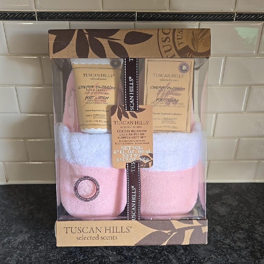 NEW - Tuscan Hills Pink Slipper Gift Set with Foot Soak & Lotion